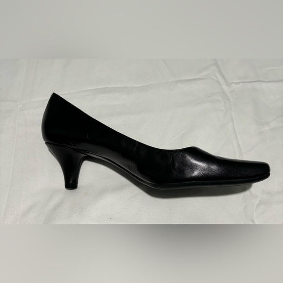 Good condition Aerosoles (Heel Rest) Black Closed-Toe Kitten Heel Shoes-Size 8 - Picture 5 of 5